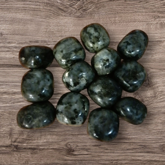 Larvikite (pietra di luna nera) burattata 2-4cm